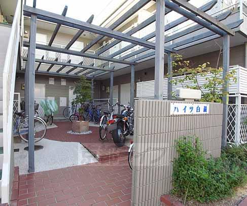 その他共有部分　レンガ色が雰囲気を醸し出してますね・