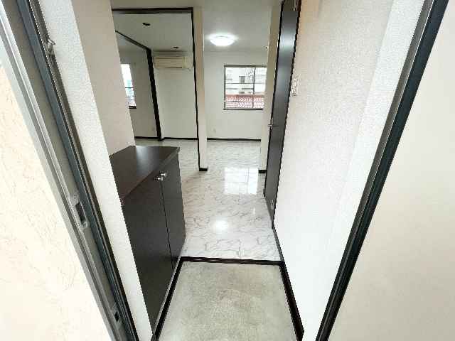 玄関　※室内写真は別室サンプル写真。