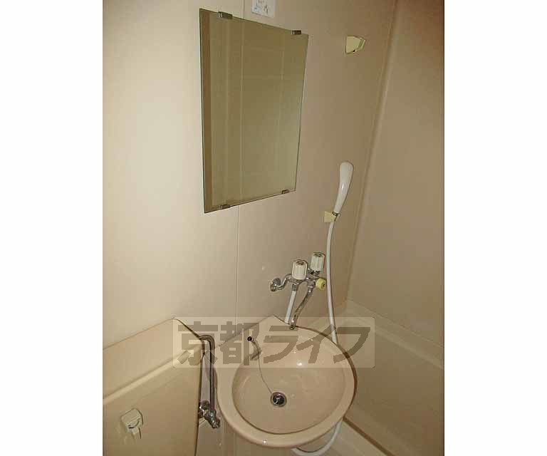 洗面設備　キレイな洗面台です