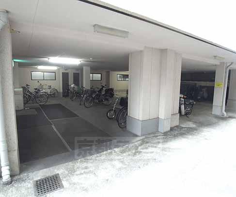 その他共有部分　屋内駐輪場で、大型バイクも置けますよ