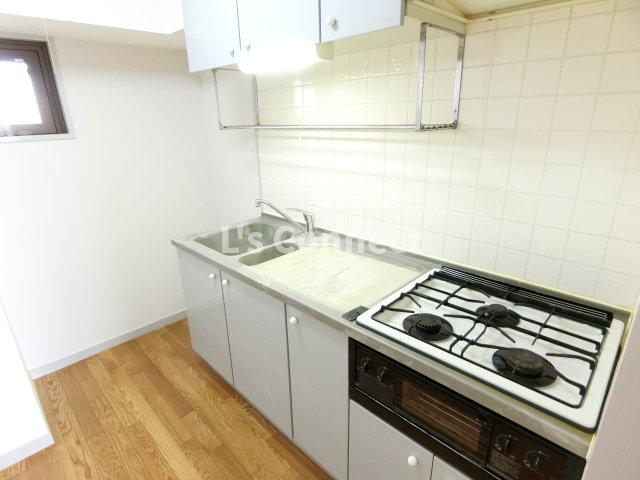 キッチン　３口ガスコンロのシステムキッチン。