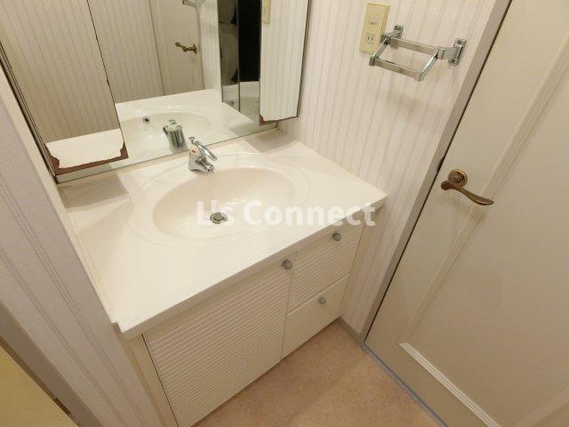 洗面設備　朝の支度もスムーズな独立洗面台。