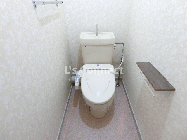 トイレ　温水洗浄便座付きのトイレ。