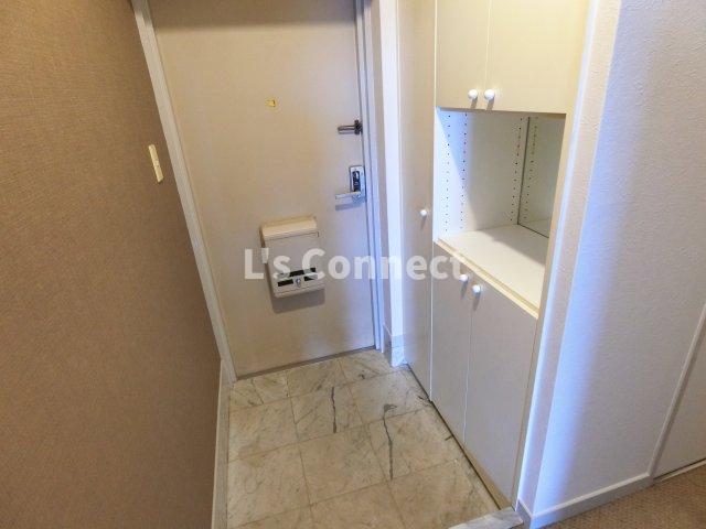 玄関　背の高い下駄箱で靴も収納できます。