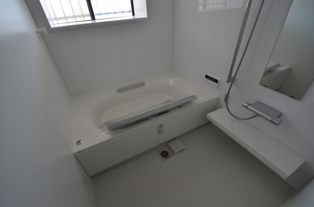 バス・シャワールーム　浴室に窓があって換気良好です！
