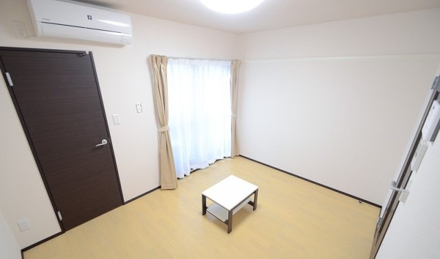 居室・リビング　同物件別号室