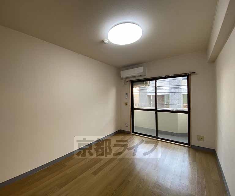 居室・リビング　落ち着いた雰囲気のお部屋です