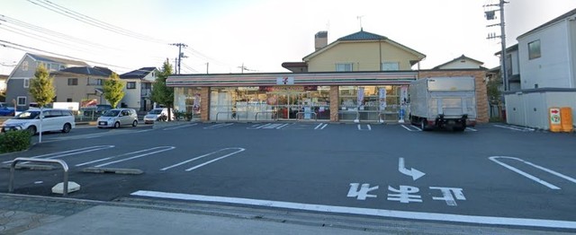 コンビニ　セブンイレブン足立六木店（コンビニ）まで554m