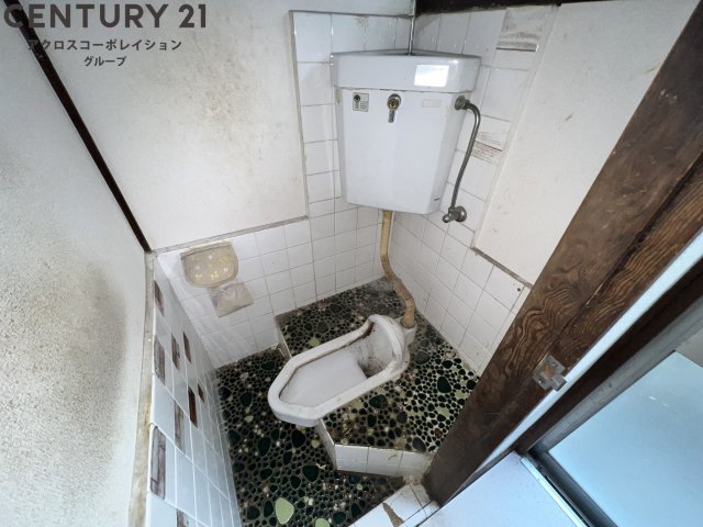 トイレ　シンプルな和式のトイレ