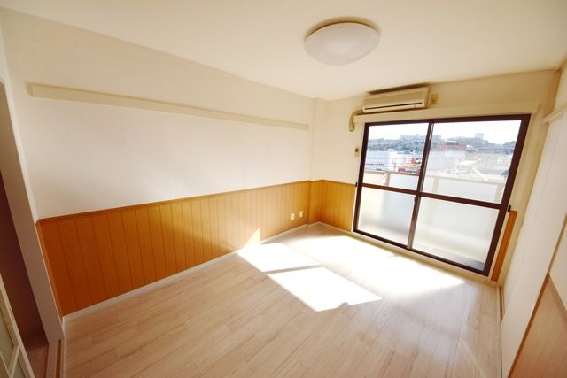 居室・リビング　同建物別号室別タイプ参考写真です