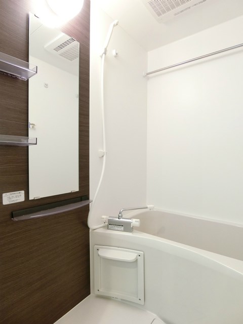バス・シャワールーム　浴室乾燥機完備です。