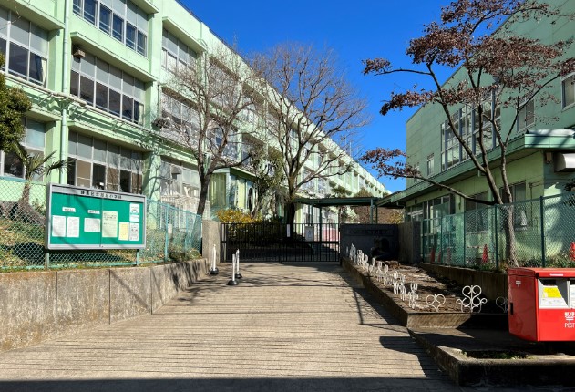 小学校　練馬区立旭丘小学校（小学校）まで332m