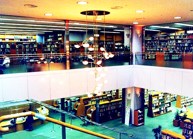 図書館　立川市中央図書館（図書館）まで482m