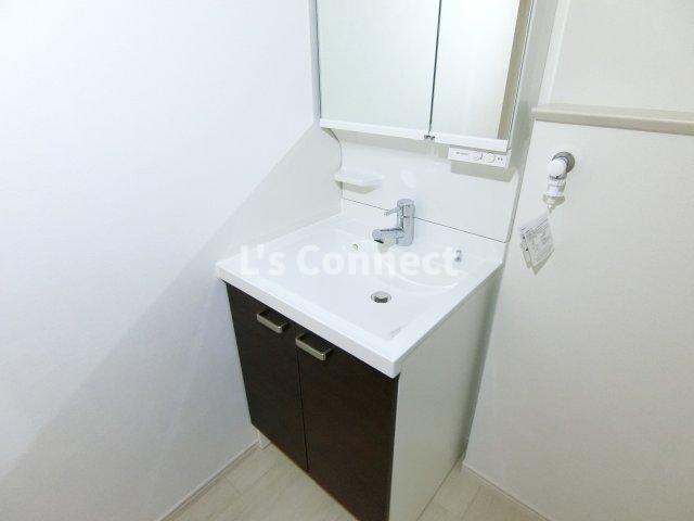 洗面設備　朝の支度もスムーズな独立洗面台。