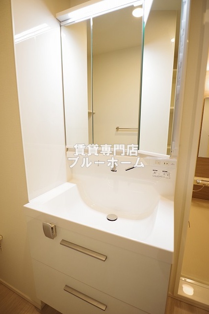 洗面設備　収納付き三面鏡独立洗面台！