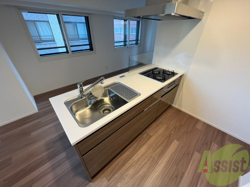 キッチン　キッチン周りは意外と物が多いので棚があるといいですね。