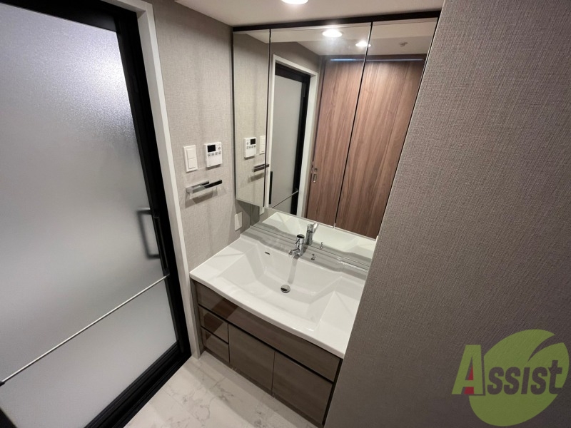 洗面設備　大きくて使いやすそうな独立洗面台になっています。