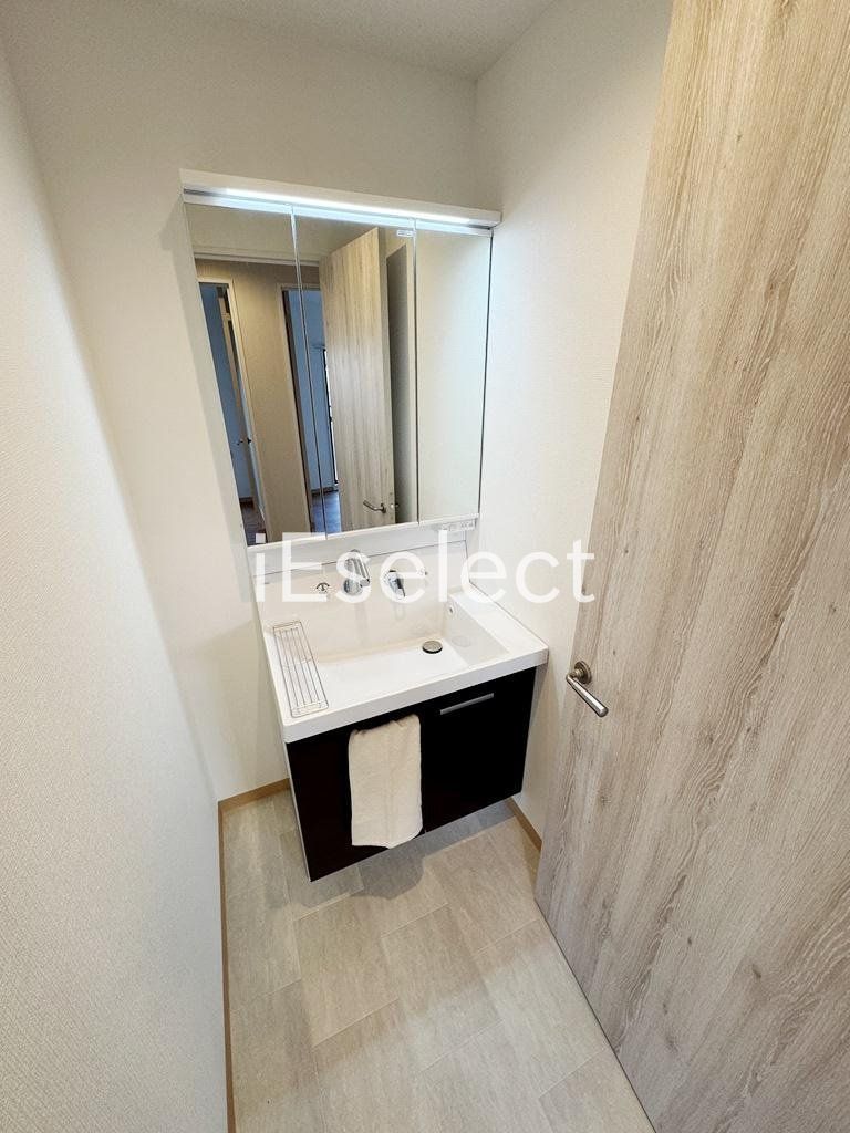 洗面設備　使いやすい照明付きの独立洗面台です