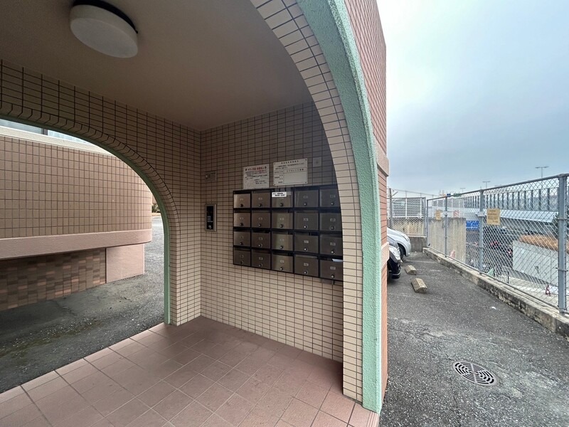 ロビー　集合ポストもあり。