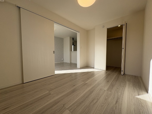 その他部屋・スペース　リビングからつながる南側洋室