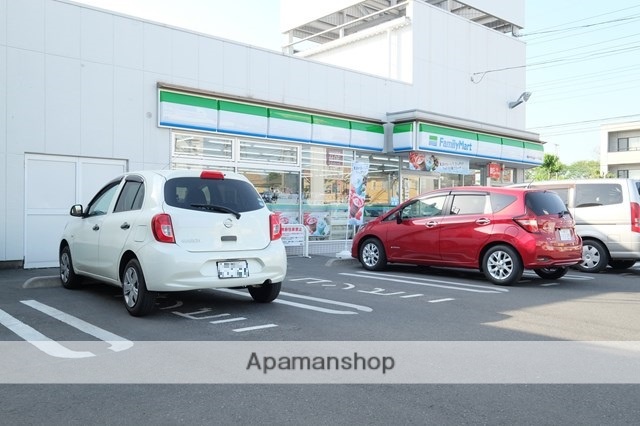コンビニ　ファミリーマート（コンビニ）まで330m