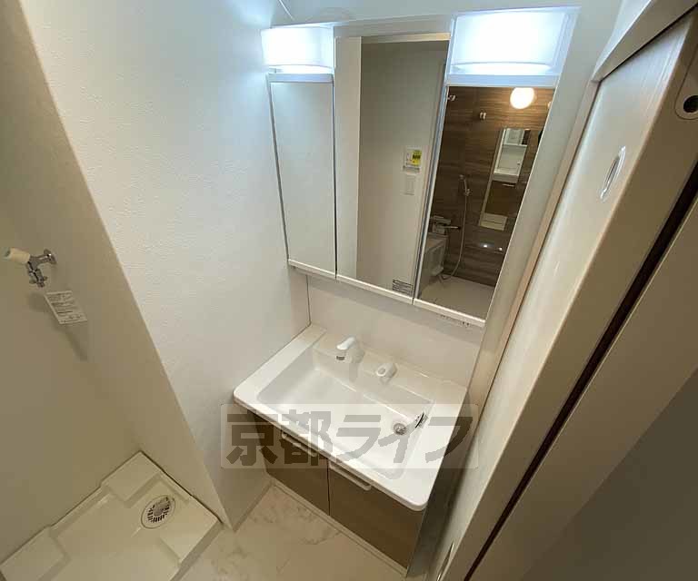 洗面設備　収納性の高い洗面所です。