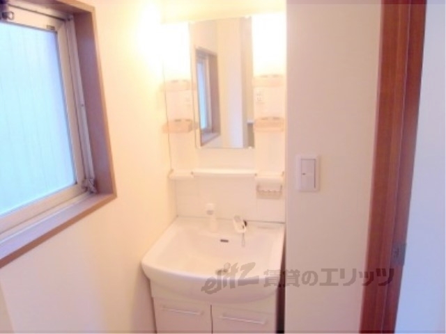 洗面設備　シャワー付きなのが嬉しいです。