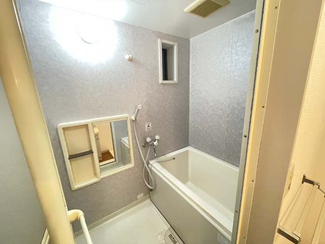 バス・シャワールーム　小窓あるので換気もしやすいです