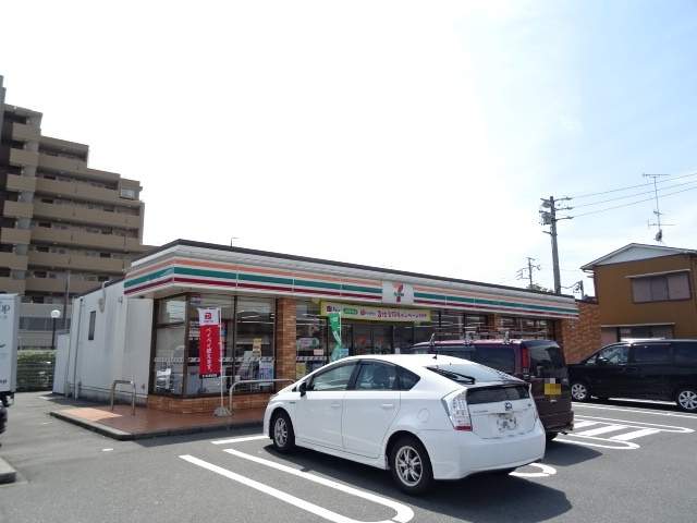 コンビニ　セブンイレブン（コンビニ）まで530m