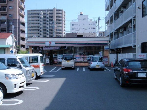 コンビニ　セブン-イレブン平塚老松町店（コンビニ）まで215m