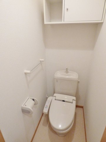 トイレ　温水洗浄便座で快適♪収納棚もあり芳香剤やトイレットペーパーの
