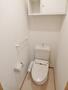 トイレ　温水洗浄便座で快適♪収納棚もあり芳香剤やトイレットペーパーの
