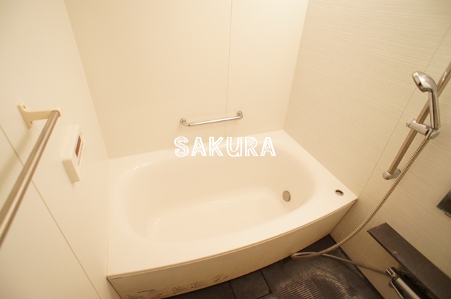 バス・シャワールーム　嬉しい追い焚き・浴室乾燥機付きです♪