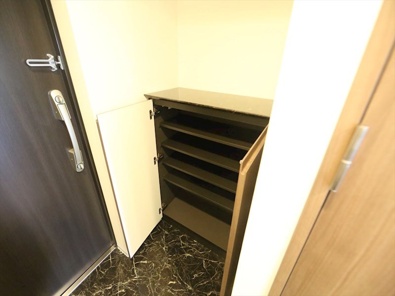 玄関　玄関　シューズボックス付
