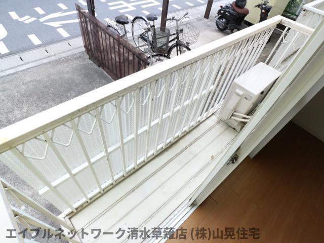 バルコニー　暖かな日差しのふりそそぐバルコニー