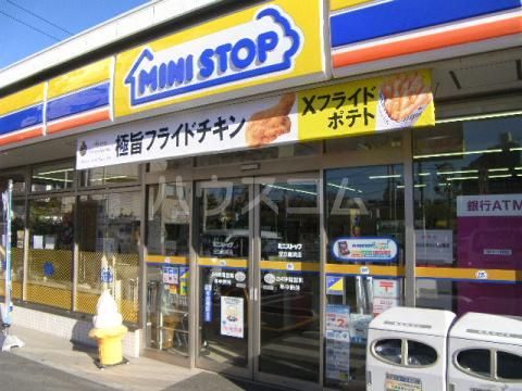 コンビニ　ミニストップ足立鹿浜店（コンビニ）まで498m