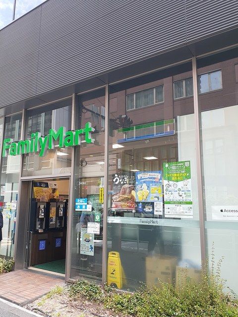 コンビニ　ファミリーマート（コンビニ）まで180m