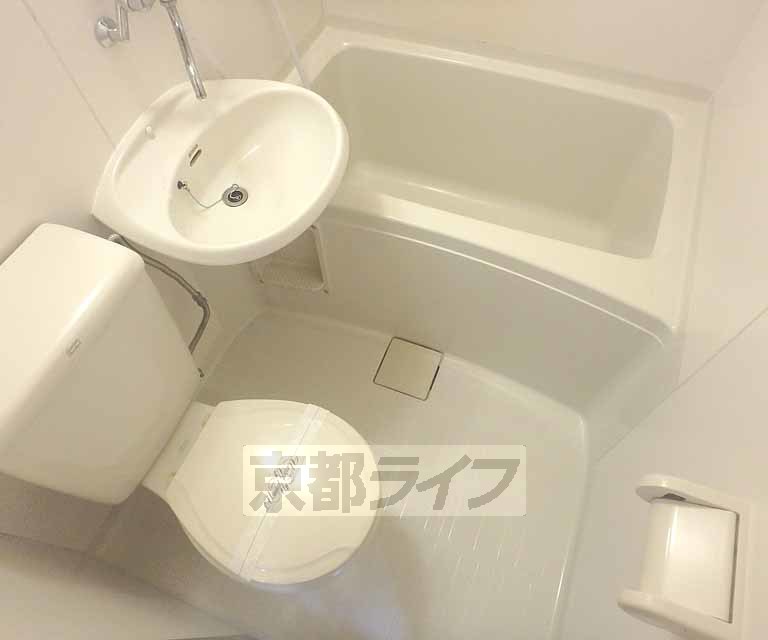 バス・シャワールーム　バスルームです。