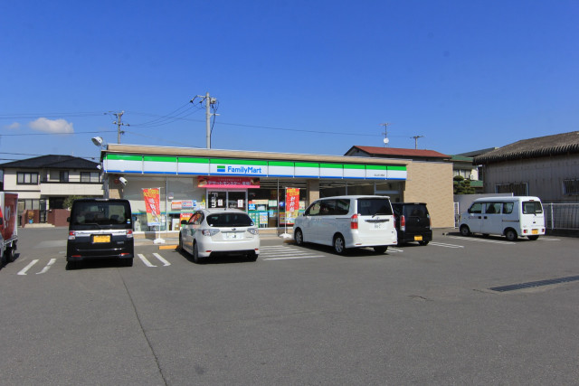 コンビニ　ファミリーマート　松山古川西店（コンビニ）まで83m