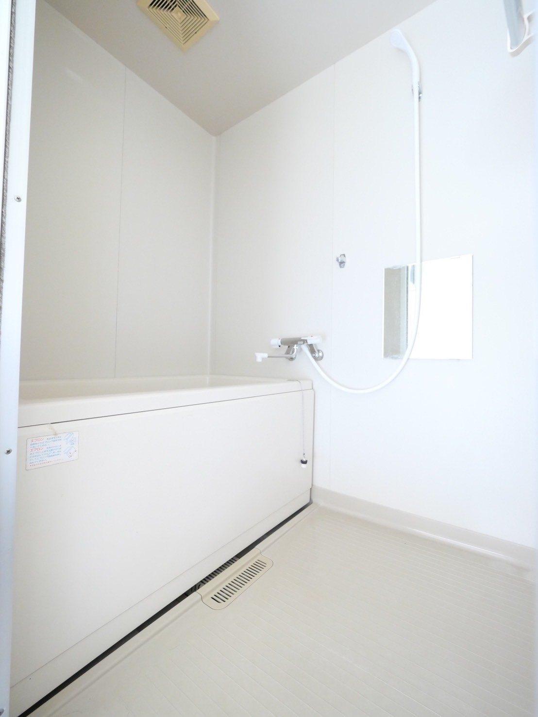 バス・シャワールーム　お風呂広々、シャワー付きで温度調整もしやすい