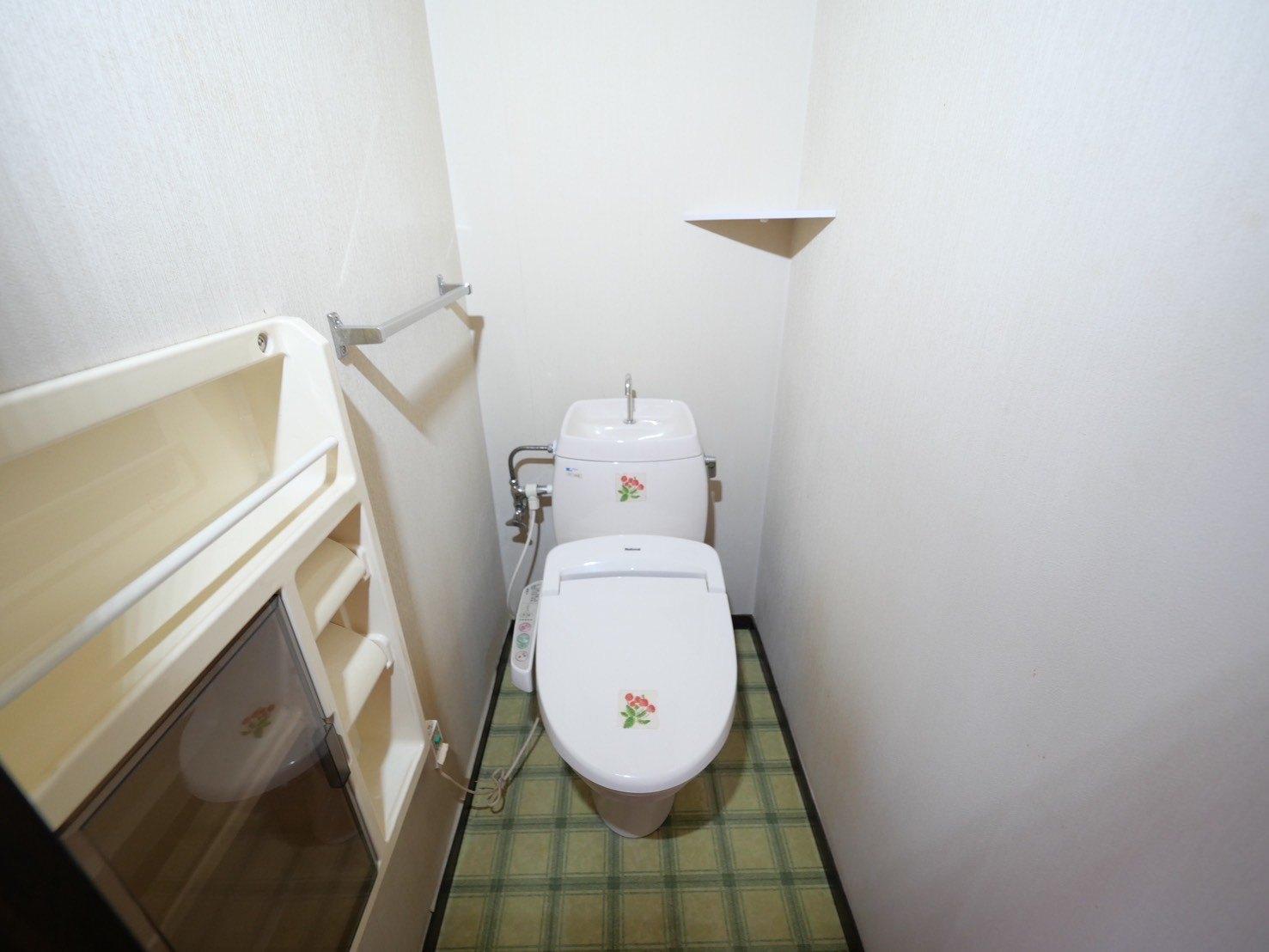 トイレ　玄関広々、室内洗濯機置き場で便利
