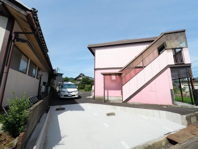 駐車場　出入りしやすい道路に面した駐車場もあります