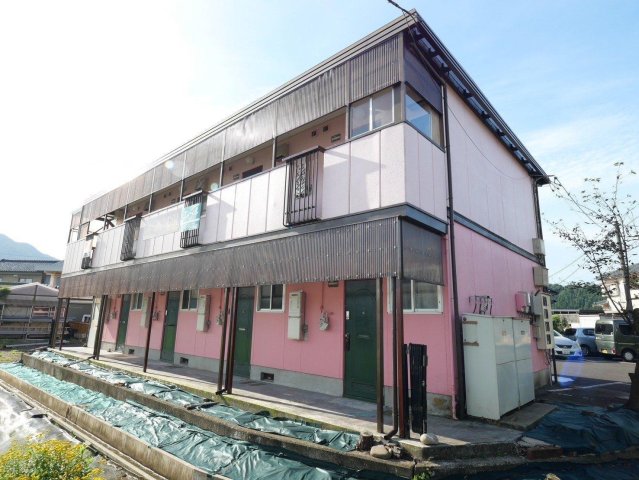 建物外観　敷地が広く日当たりの良い建物です