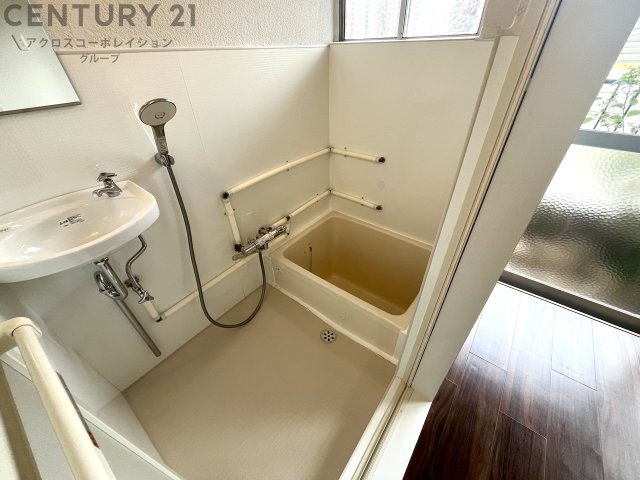 バス・シャワールーム　窓付きで換気に便利☆