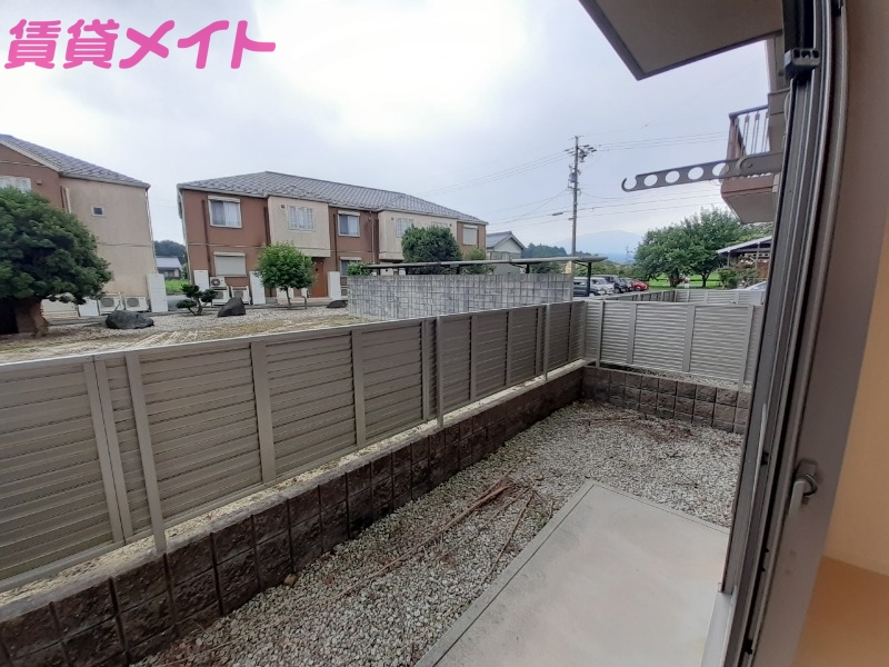 バルコニー　同物件、別部屋写真です