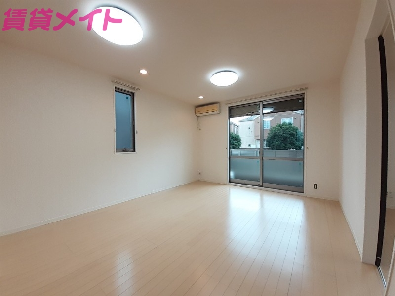 居室・リビング　同物件、別部屋写真です