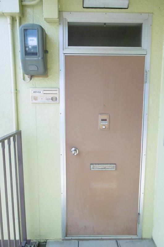 セキュリティ　玄関扉に郵便受けがございます