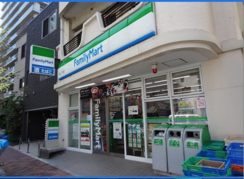 コンビニ　ファミリーマート 湊二丁目店（コンビニ）まで129m