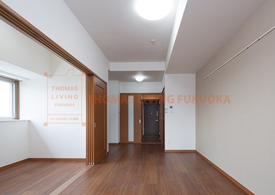 居室・リビング　縦長のLDKは家具の配置もし易いです。