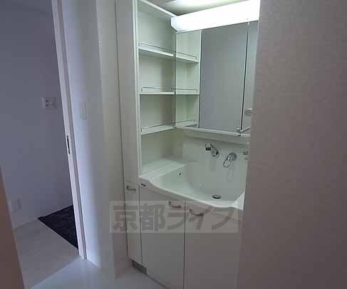 洗面設備　たくさん置けるので朝も楽々です・